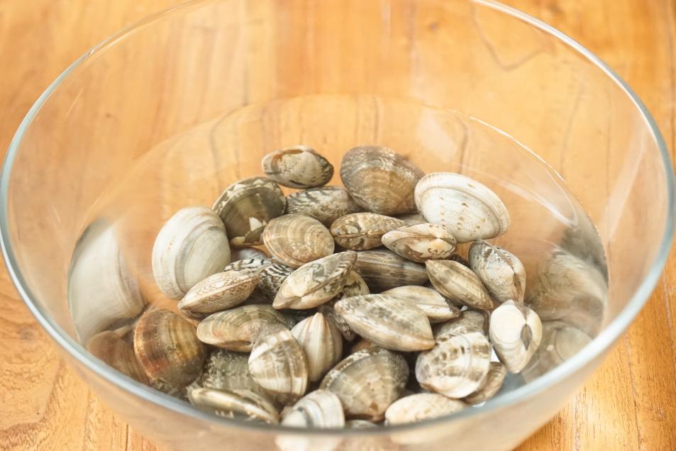 酸辣砂锅花甲粉的做法,香辣花甲汤粉的做法