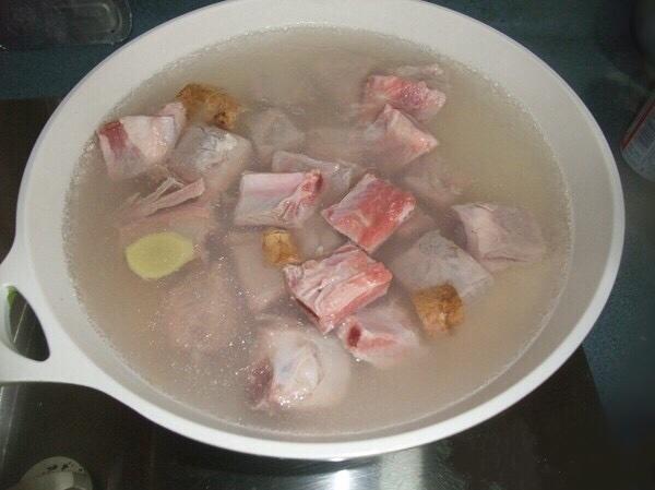 家常红烧排骨的懒人做法配料简单,红烧排骨家庭超简单做法