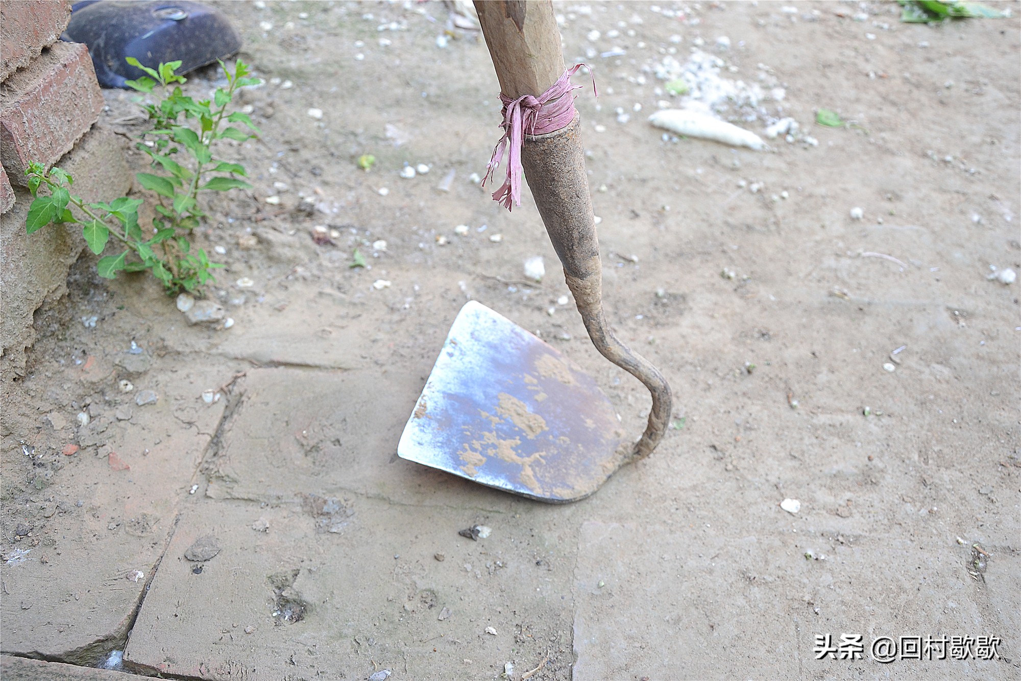 农村农民常用的农具锄头,90年代农村老工具锄头