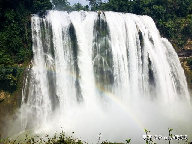 九龙潭瀑布和黄果树瀑布都挺壮观,黄果树大瀑布卧龙潭