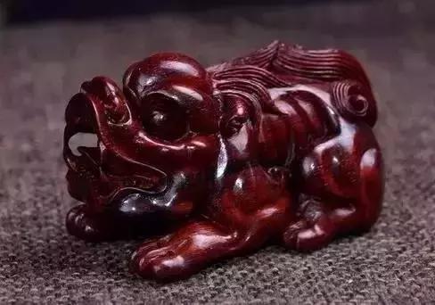 木雕兽头什么寓意,长颈鹿木雕婚礼摆件有什么寓意