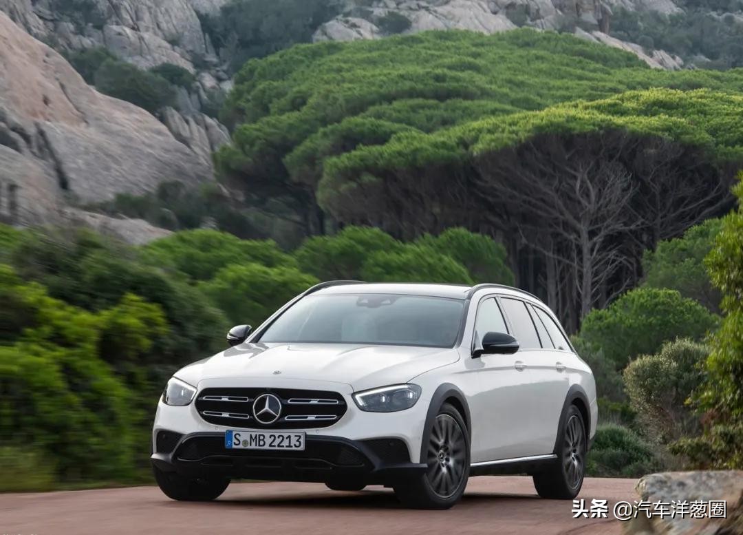 宝马发布全新车标,宝马蓝天白云标改黑白标