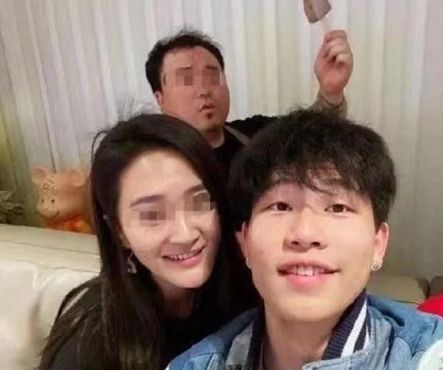 陈坤18岁儿子长大后的样子,陈坤长得像爸爸还是妈妈