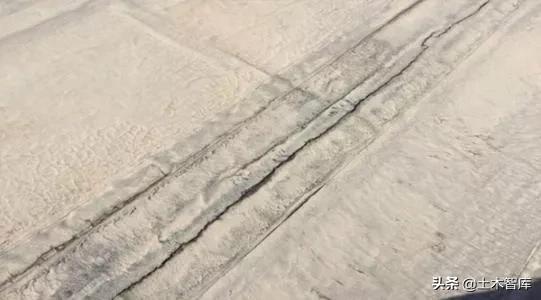 混凝土楼面开裂原因及处理方法,桥面混凝土开裂是什么原因