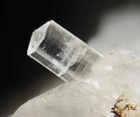 宝石是由什么做出来的,宝石的由来和发展历程