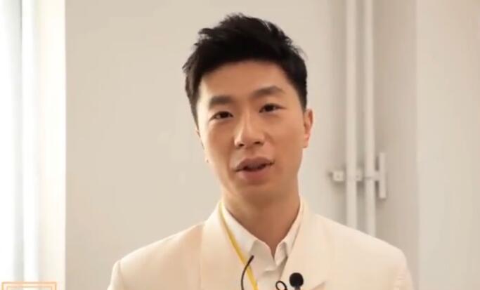 马龙穿上西装的视频,马龙穿西装的样子