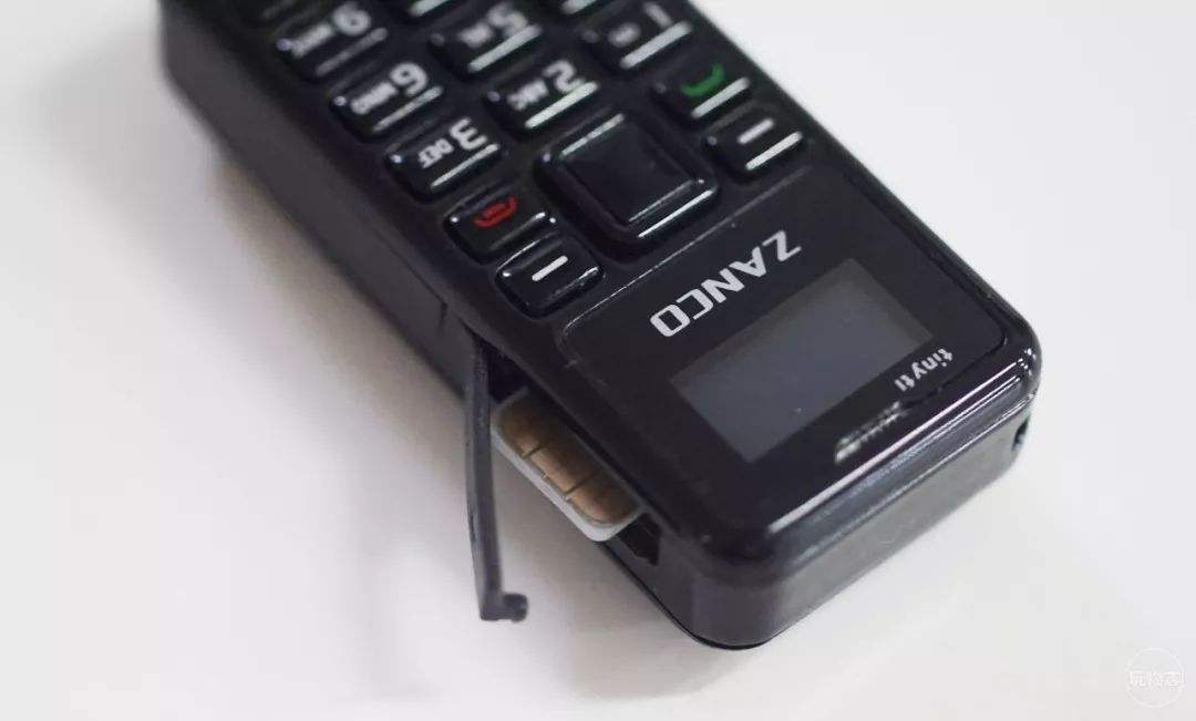 情怀大于天？号称全球最小的手机出现，网友：这样怎么可能好用！