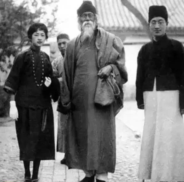 霍金站起来的照片,霍金站着