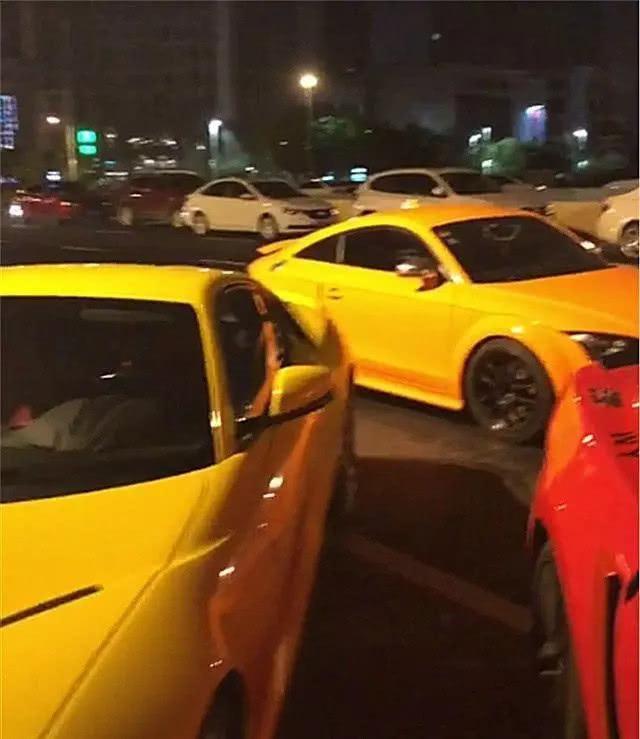 河南一群富二代聚餐，豪车遍地都是，红色法拉利寓意深刻