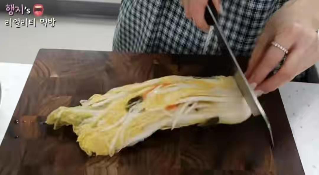 辱华吃播网红Hamzy改名回归，删评论拉黑网友，脸皮太厚