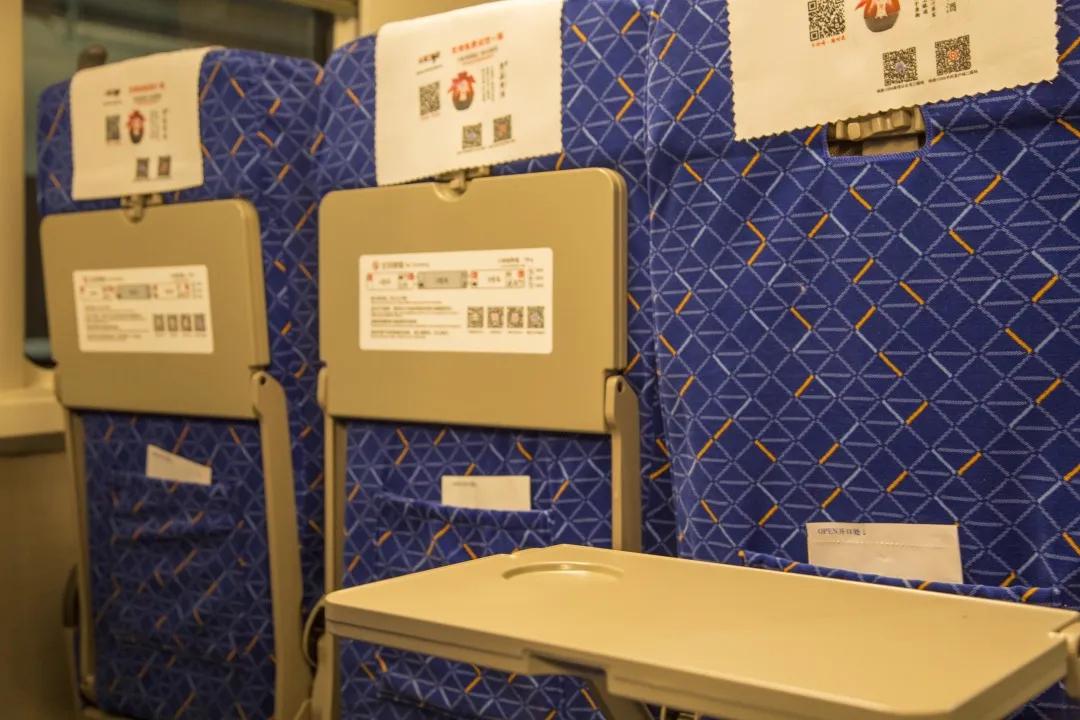 动车上有小桌板吗,动车上的小桌板怎么弄