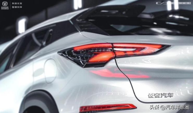 宝马发布全新车标,宝马蓝天白云标改黑白标