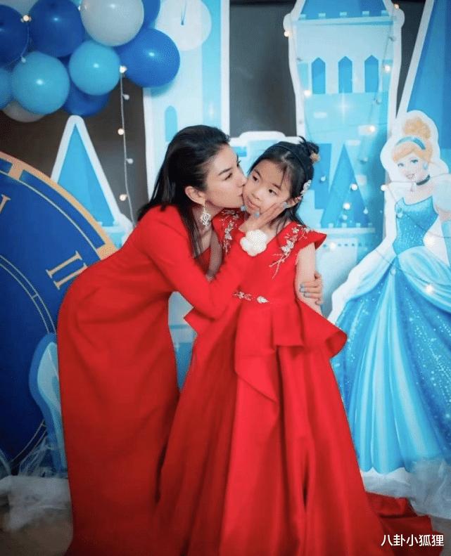 黄奕晒和黄芊玲合照,黄奕携女儿黄芊玲亲子装