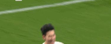 孙兴慜1V4造点球,亚洲杯孙兴慜1v4