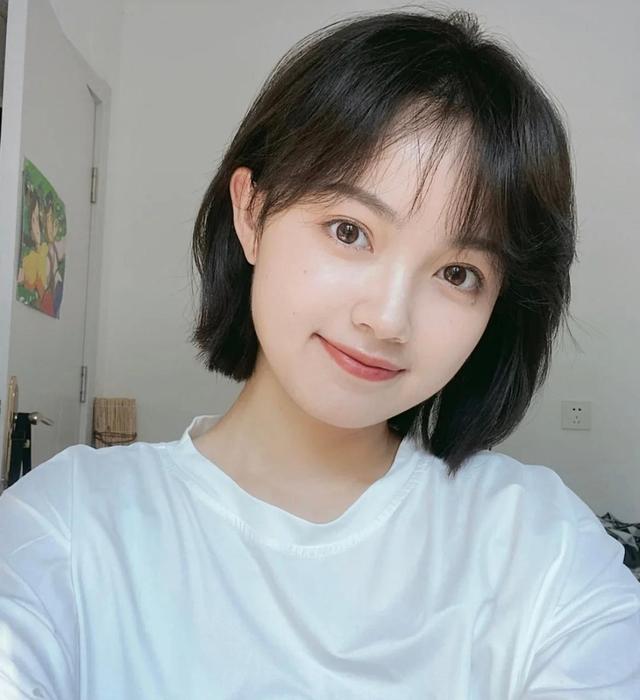 适合圆脸女生的日系短发发型流行,日系二次元短发烫发圆脸