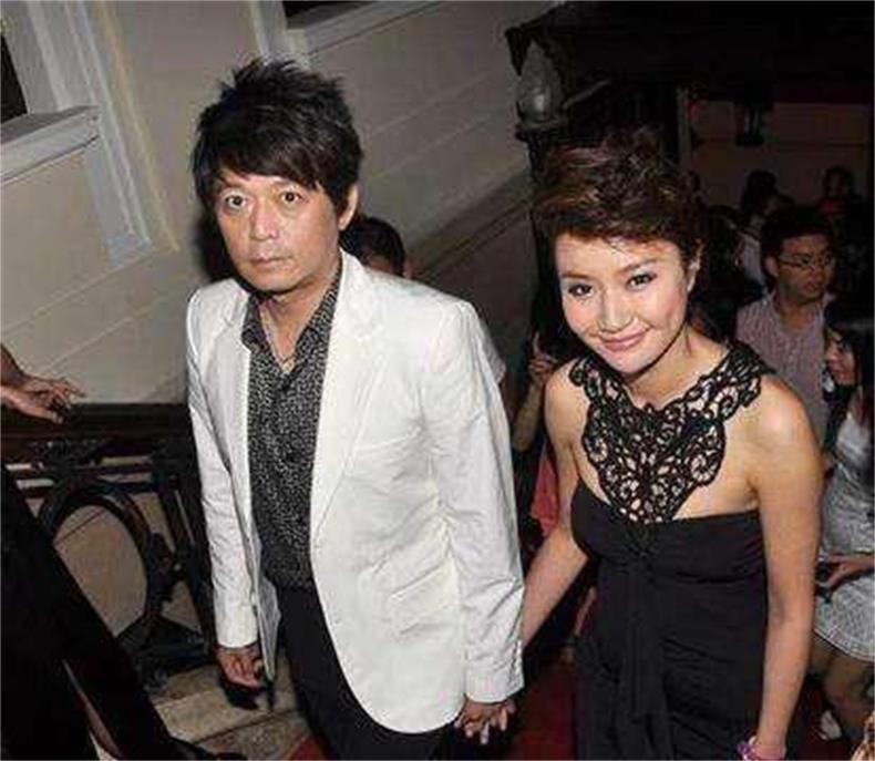 达芙妮40年轮回，充满家族内斗、明星豪门、资本掠食等，一场大戏