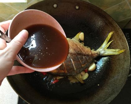 炖鱼放多少料酒,炖鱼时别再放料酒去腥了