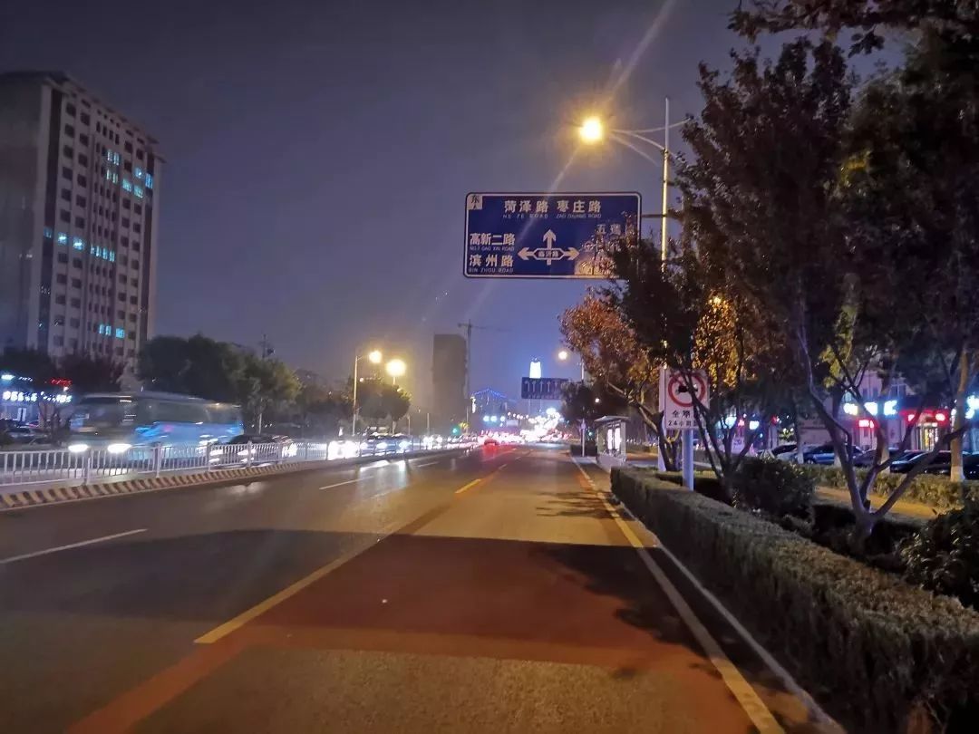 能看交通信号灯的地图,发光道路交通标志牌