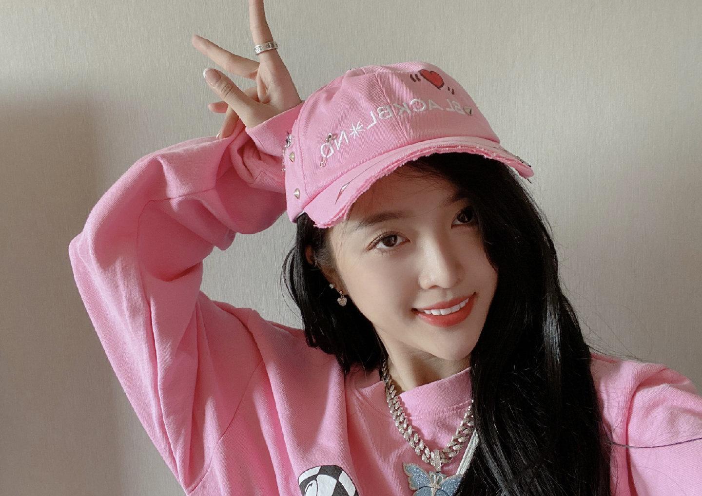 欧阳娜娜减龄穿搭撞衫吴宣仪，粉色卫衣搭配牛仔裤，各显青春元气