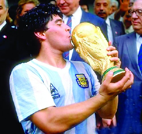 他穿10号球衣，他是古典足球大师，他是天才，坚持个性却注定孤独