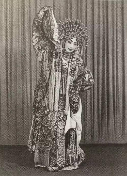 蓄须明志的梅兰芳，为抗美援朝捐飞机的常香玉，老艺人马三立