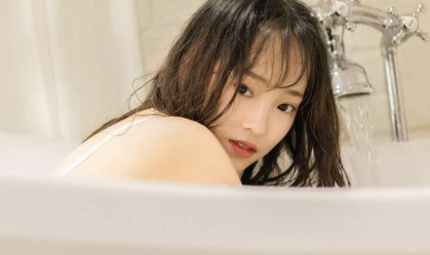 女生洗澡时会站着尿尿吗？别不好意思，看看对身体有益还是有害？