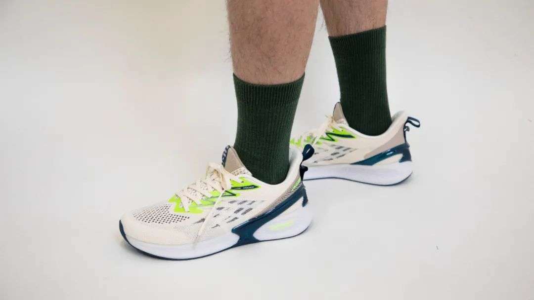 安踏和鸿星尔克跑鞋哪个穿上舒服,安踏跑鞋和鸿星尔克哪个好