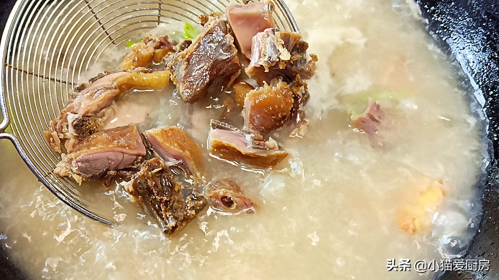 腊鸡怎么炖好吃视频,茶树菇焖腊鸡咸香适口非常下饭