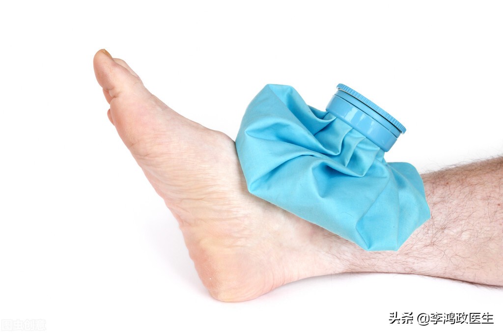 男子脚疼痛,男子脚扭伤疼痛难忍