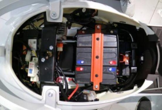 电动车充完电一加速马上掉几格电,电动车充慢点骑一会儿就掉一格电