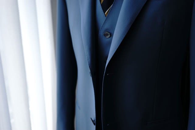 定制西装和成品西装怎么选择,定制西装与买的西装有啥区别