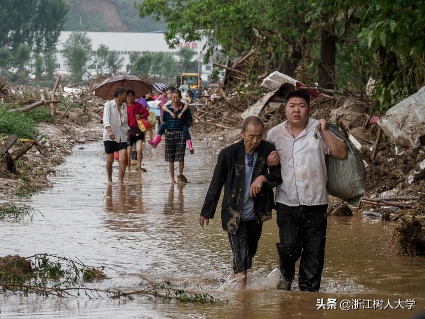 千里单骑追红旅，救灾我先行，我校生环学院这个男生有点酷