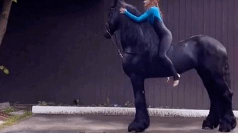 搞笑GIF:女朋友问我是什么，我说是洗衣粉，她怎么把我拉黑了？