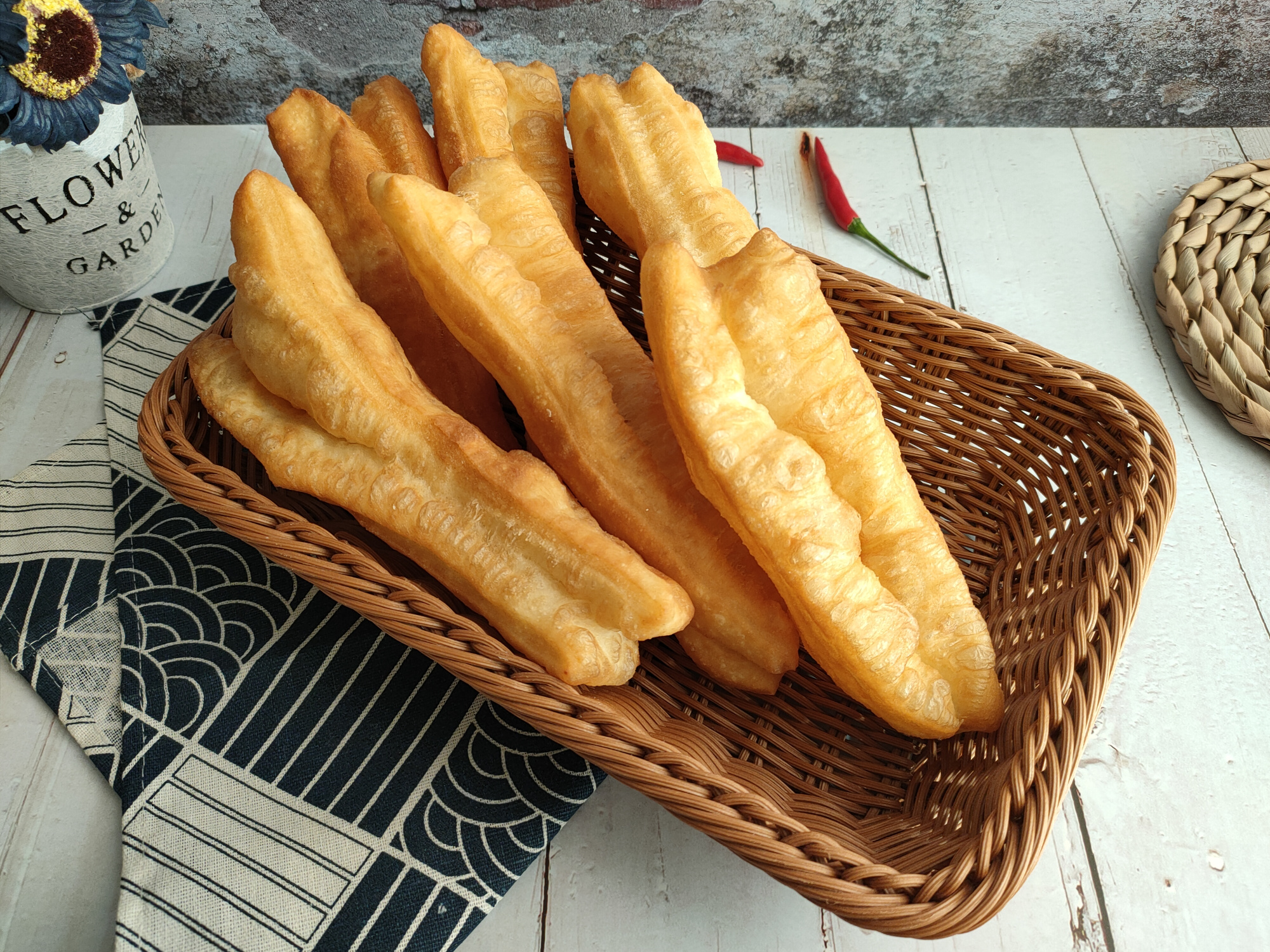 炸油条的技巧和配方酥脆,如何快速炸油条又脆又蓬松