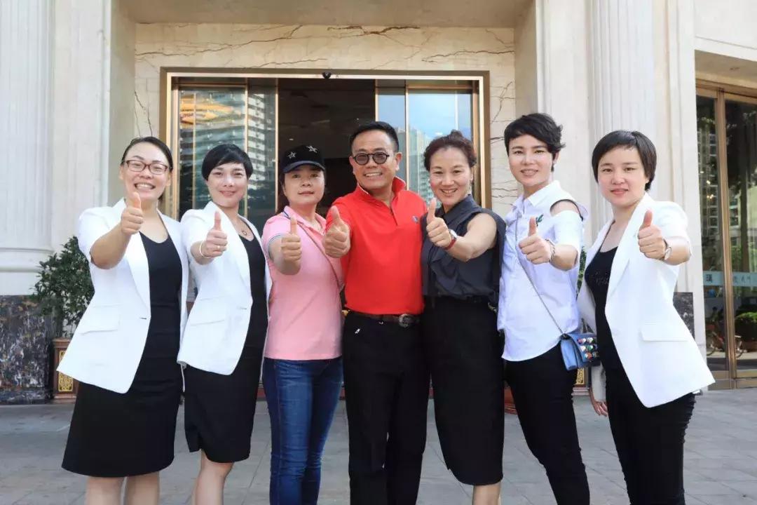 巨邦快乐集结号丨看见了，其中一艘游艇上，是我们的船长大舅哥