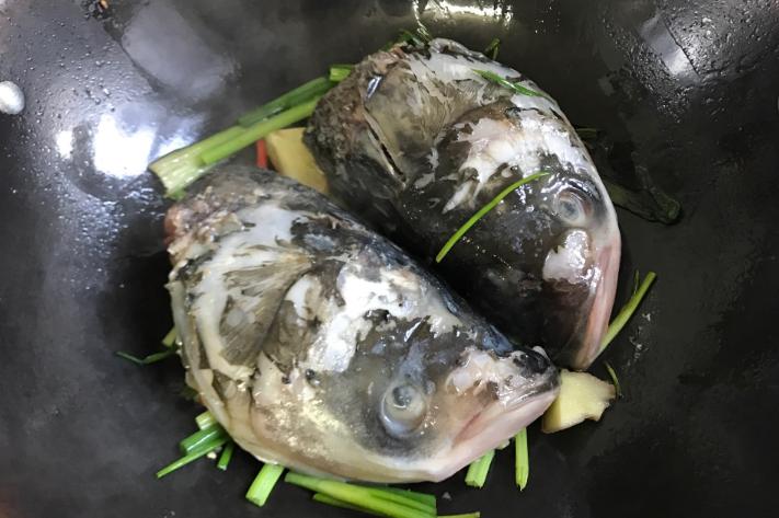 啤酒鱼头怎么做最好吃,鱼头怎么做外酥里嫩香辣可口