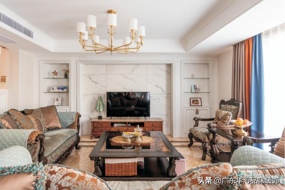黑白灰太低调，亮色太花，客厅色彩怎么搭？看看这8套绝美客厅