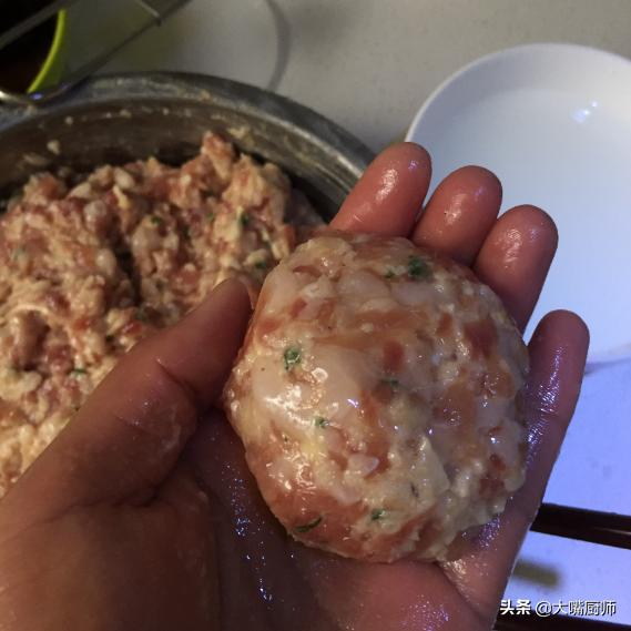 10斤肉馅做红烧狮子头放多少盐,红烧狮子头的经典做法软烂入味