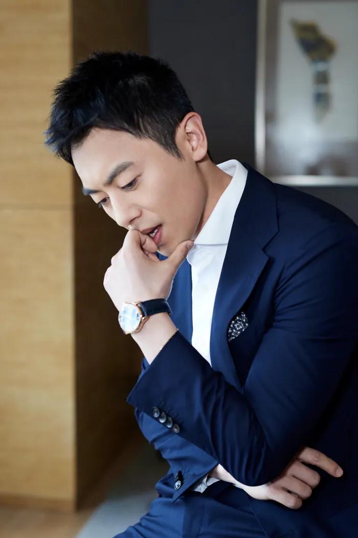 行走的荷尔蒙，这6位越老越有味，大胡茬克制又霸道，气质太绝了