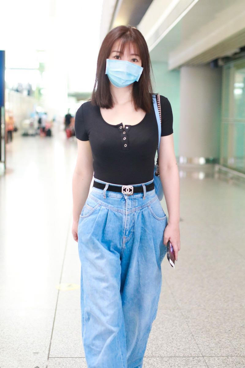 柳岩穿深v礼服展示身材,柳岩穿衣显身材走红