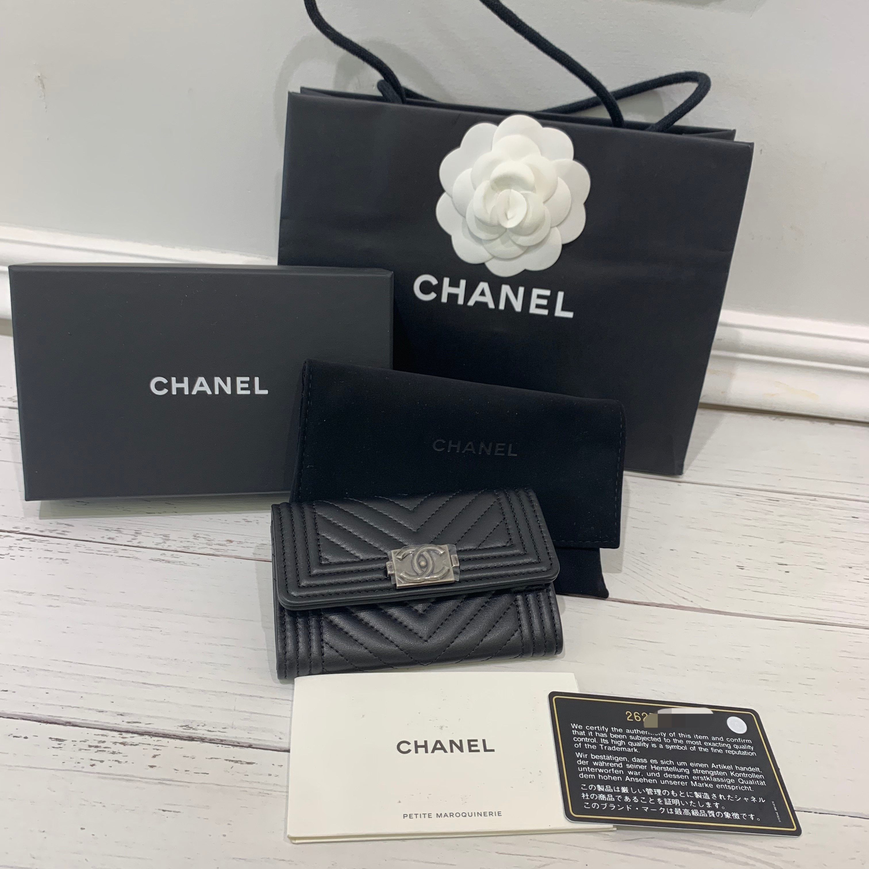 奢侈品防尘袋值钱,奢侈品的原装盒子和袋子需要吗