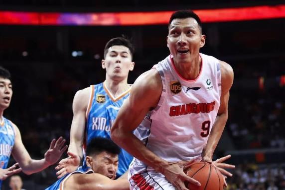 易建联惨遭隔扣,易建联受伤的瞬间