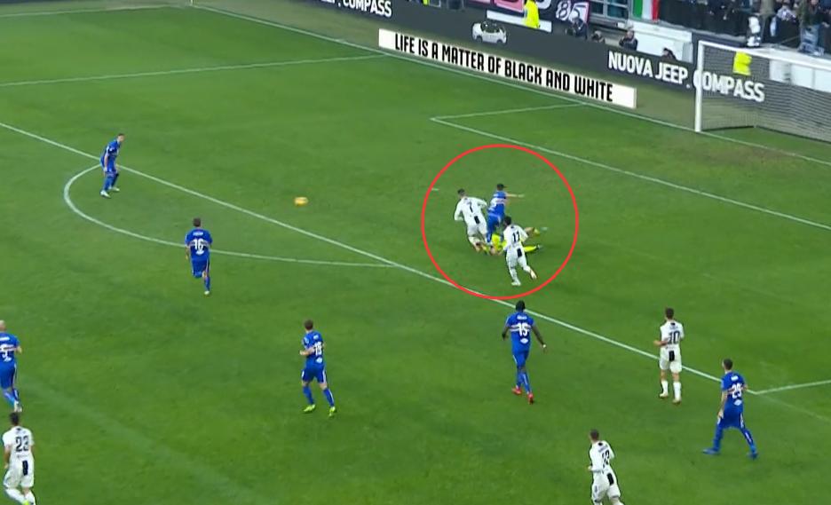 三人相撞，C罗不惧受伤，这样一个“硬汉”C罗，依然让人又爱又恨