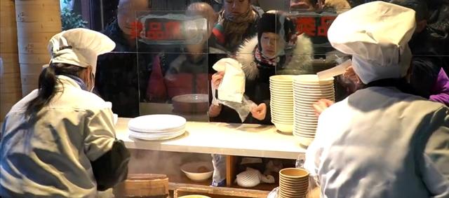 徐州第一的包子铺，一个包子卖88元，食客挤爆大厅，不预定吃不上