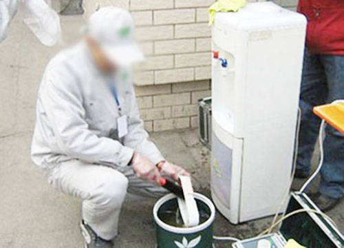 饮水机水出来很脏怎么办,直饮饮水机里的水很脏