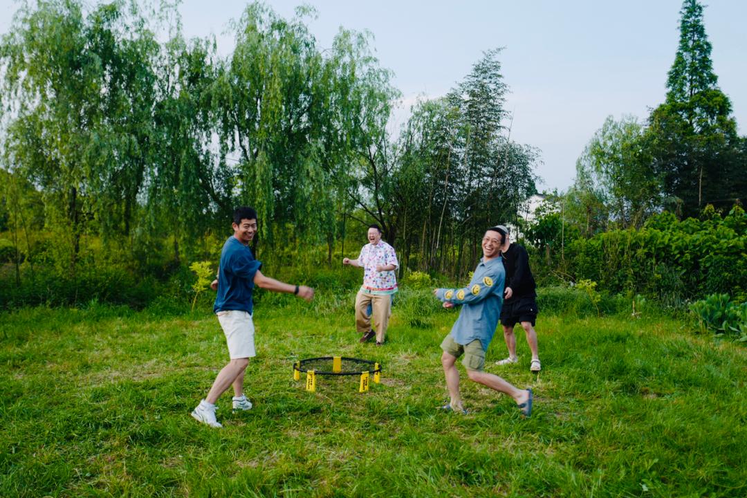 露营这阵风刮得太猛了，组团睡野地到底爽在哪里？