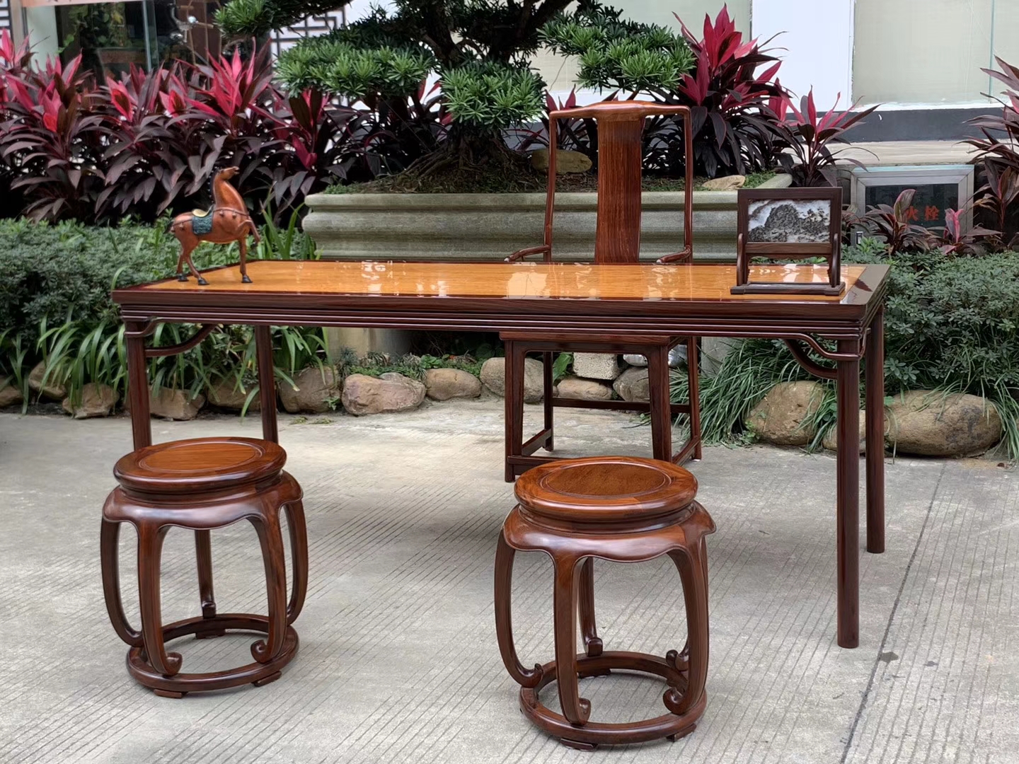 红木家具小圆餐桌怎么样,红木家具餐桌用什么桌布