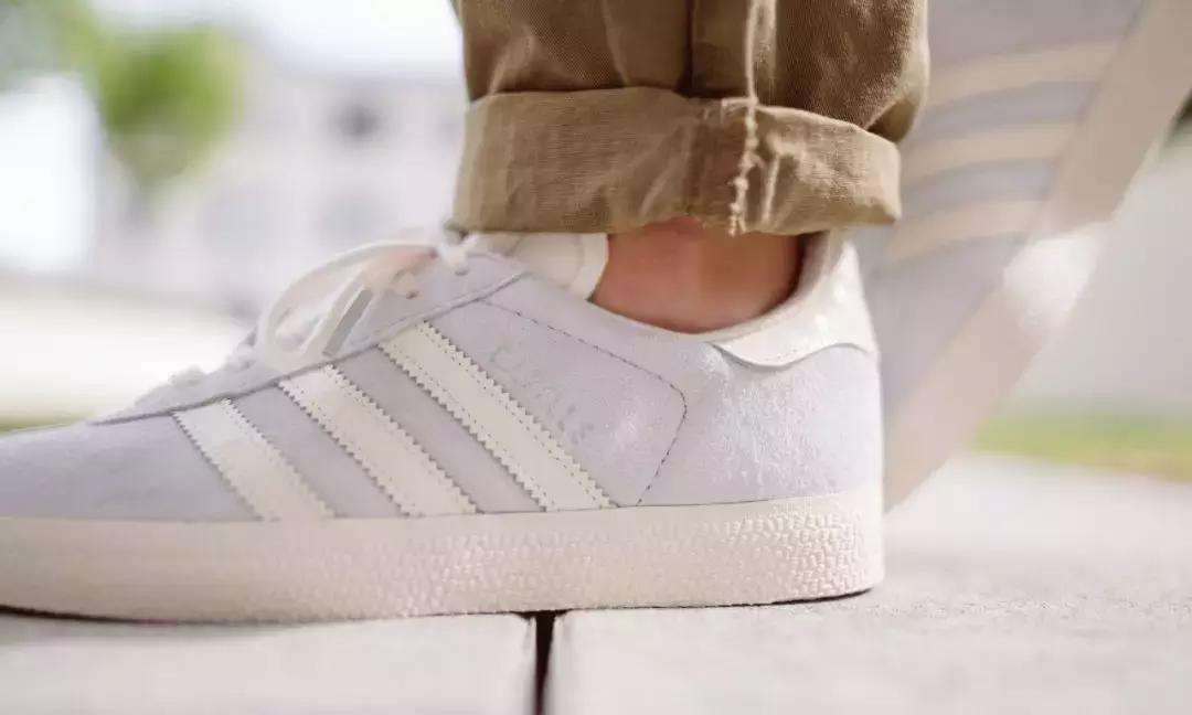 泫雅黑色运动鞋出场,16双秋天最想买的运动鞋