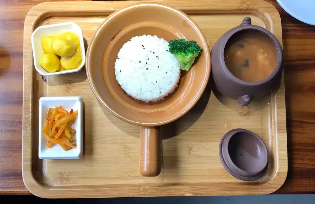 魔都惊现「2层楼小香港」，卖“蹦迪海鲜”！花胶鸡、6头鲍免费送