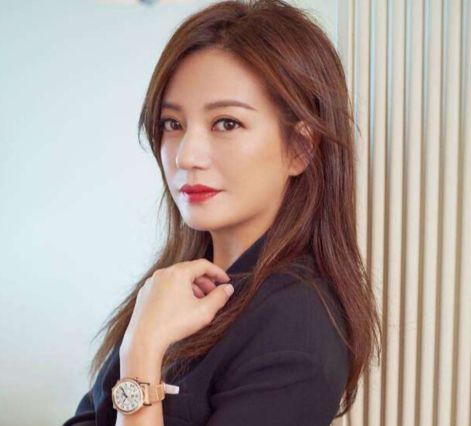 现在流行手上戴什么首饰好看,女人手戴什么首饰比较好